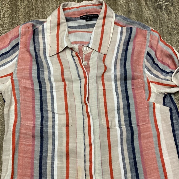 Two pockets in the front button up 100% Rayon shirt - Picture 5 of 8